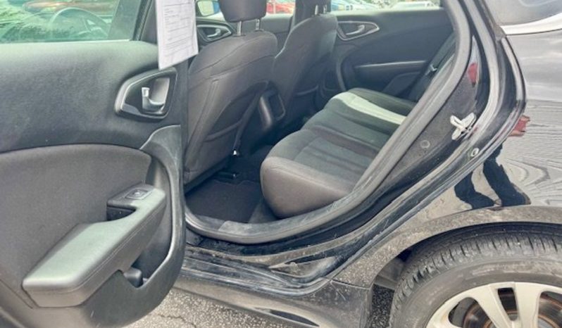 
								2017 Chrysler 200 full									